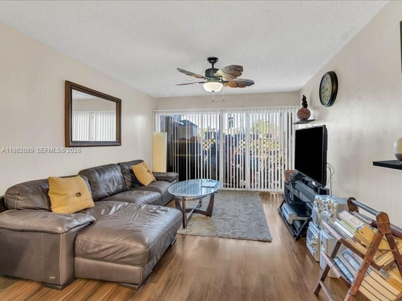 На продажу: $239,000 (2 спален, 2 ванн, 990 Квадратных фут)