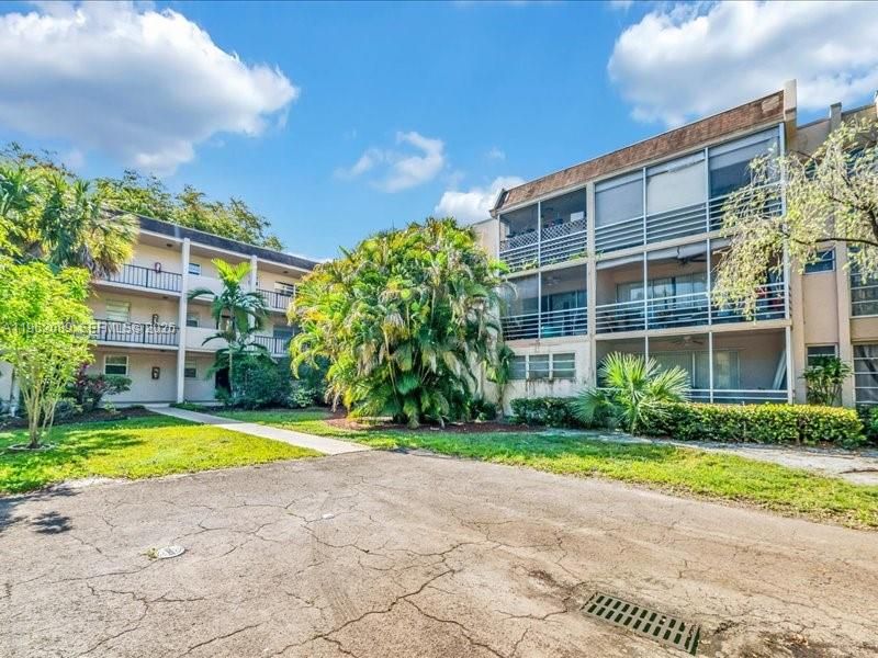 На продажу: $239,000 (2 спален, 2 ванн, 990 Квадратных фут)