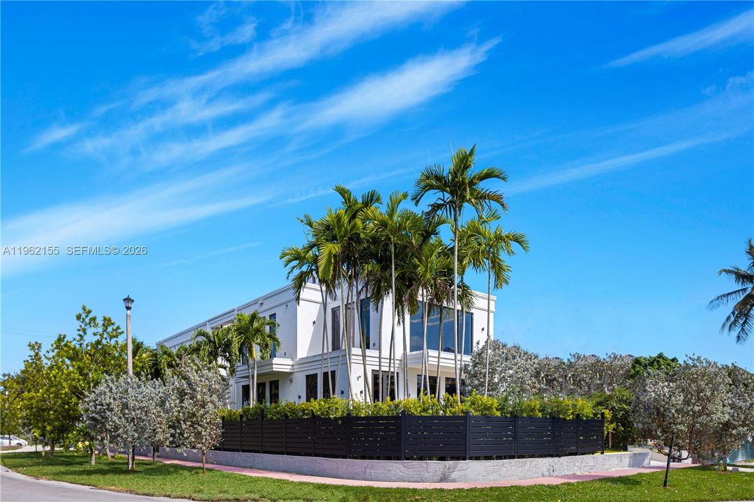 For Sale: $12,900,000 (6 beds, 6 baths, 5151 Square Feet)