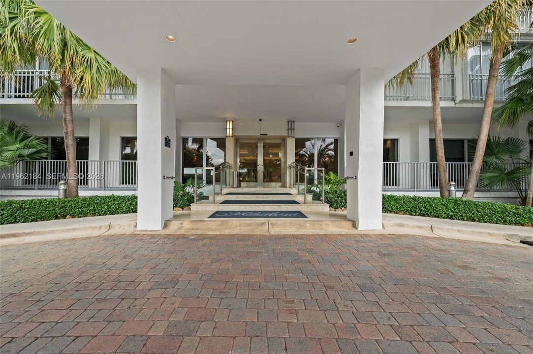 Beautiful Porte-Cochere