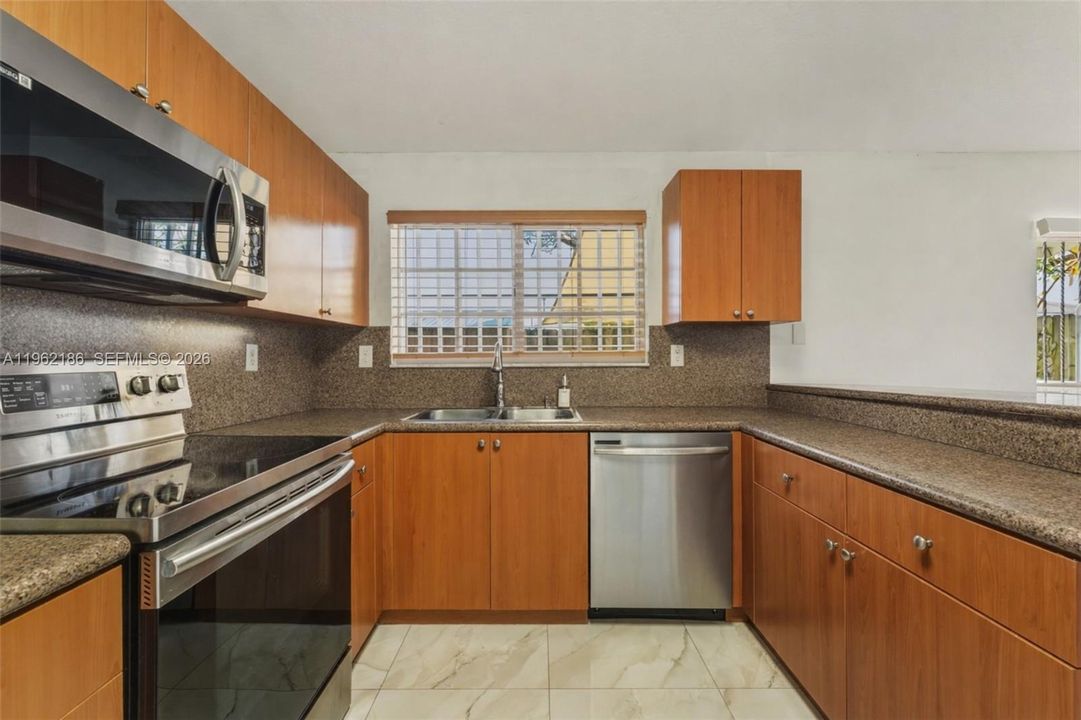 En Venta: $355,000 (3 camas, 2 baños, 1676 Pies cuadrados)