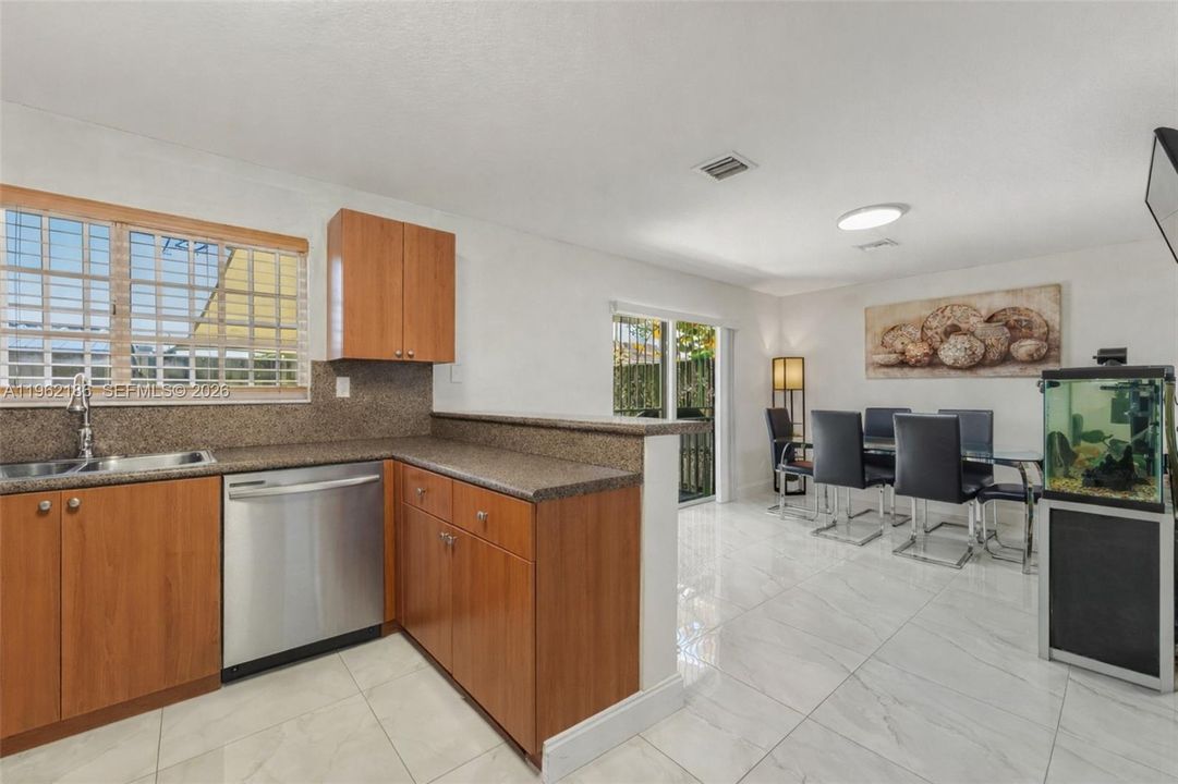 En Venta: $355,000 (3 camas, 2 baños, 1676 Pies cuadrados)