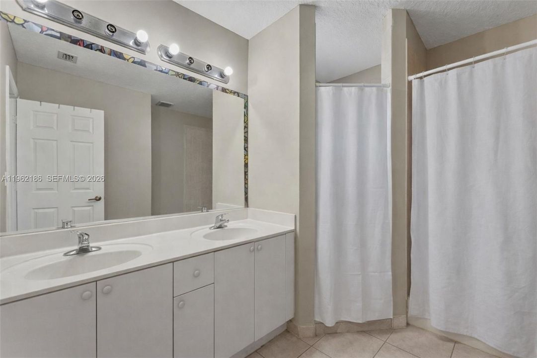En Venta: $355,000 (3 camas, 2 baños, 1676 Pies cuadrados)