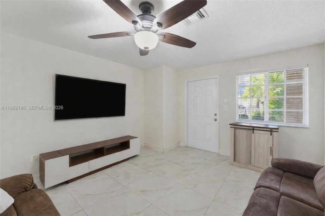 En Venta: $355,000 (3 camas, 2 baños, 1676 Pies cuadrados)