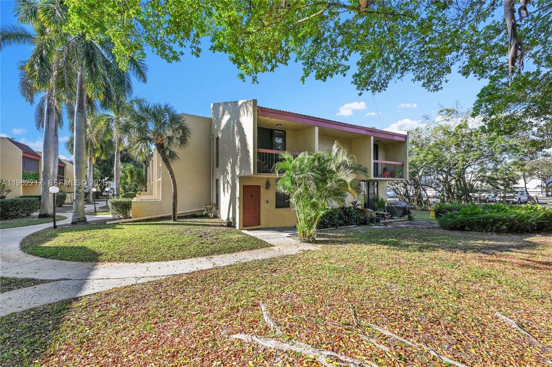 For Sale: $280,000 (2 beds, 2 baths, 1070 Square Feet)