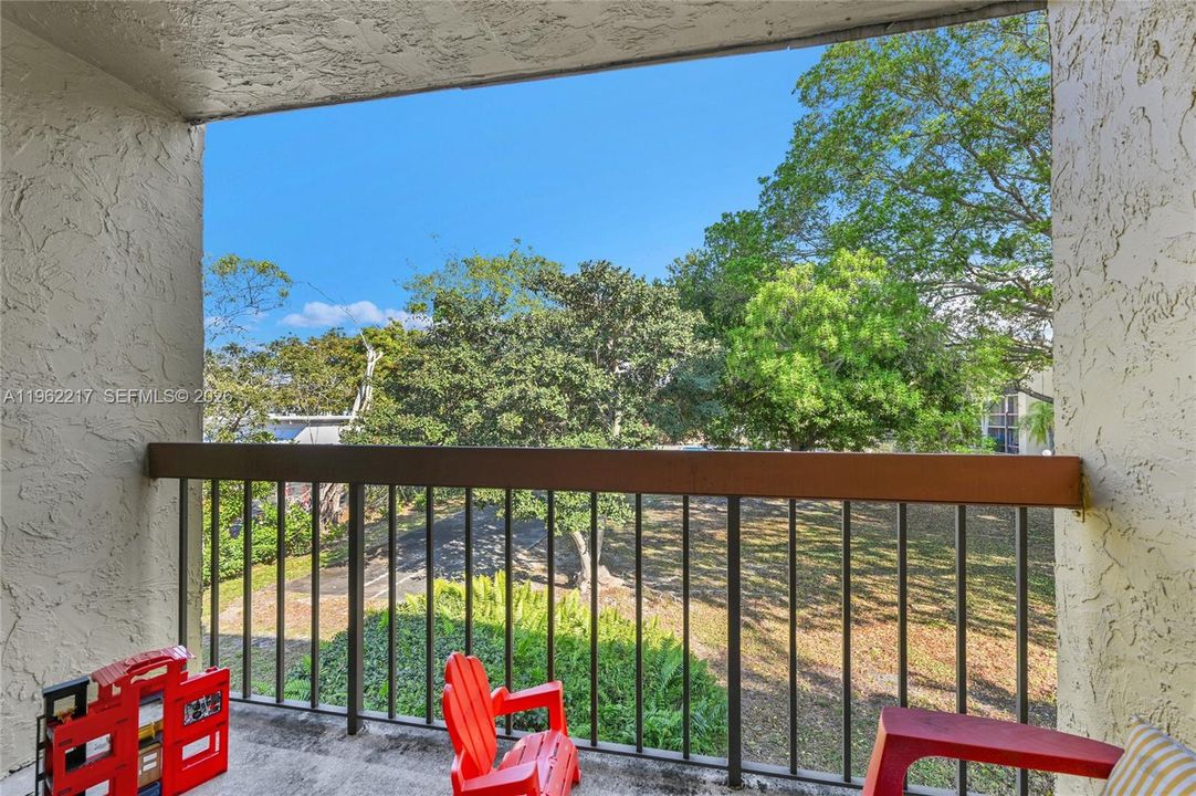 For Sale: $280,000 (2 beds, 2 baths, 1070 Square Feet)