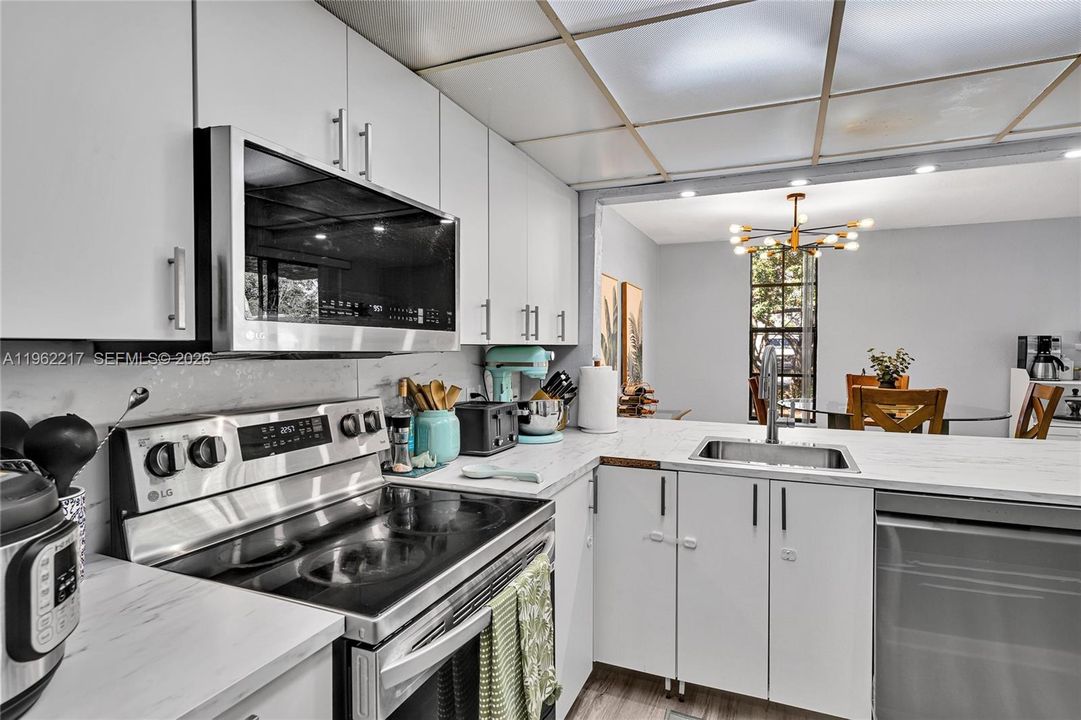 For Sale: $280,000 (2 beds, 2 baths, 1070 Square Feet)