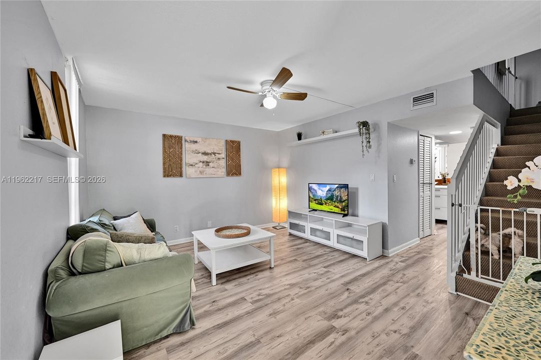 For Sale: $280,000 (2 beds, 2 baths, 1070 Square Feet)