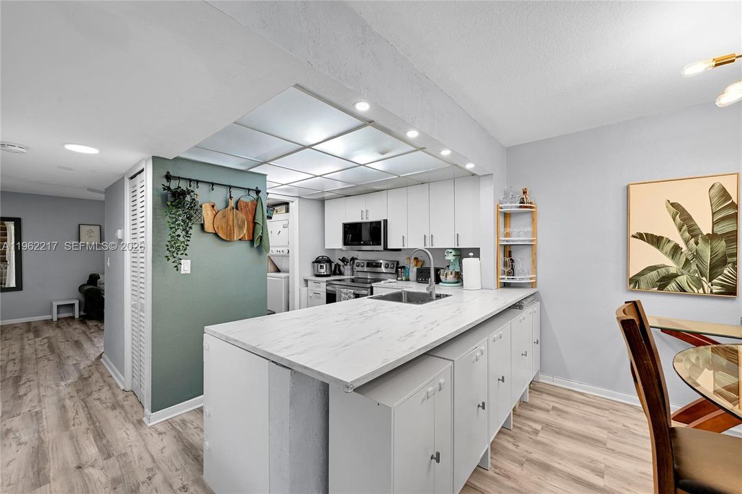 For Sale: $280,000 (2 beds, 2 baths, 1070 Square Feet)