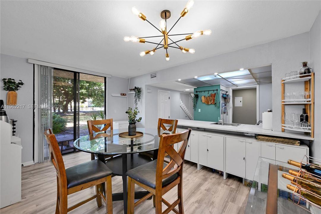 For Sale: $280,000 (2 beds, 2 baths, 1070 Square Feet)