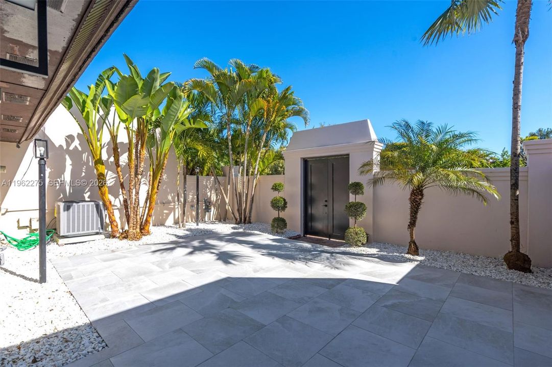 For Sale: $600,000 (2 beds, 2 baths, 1333 Square Feet)