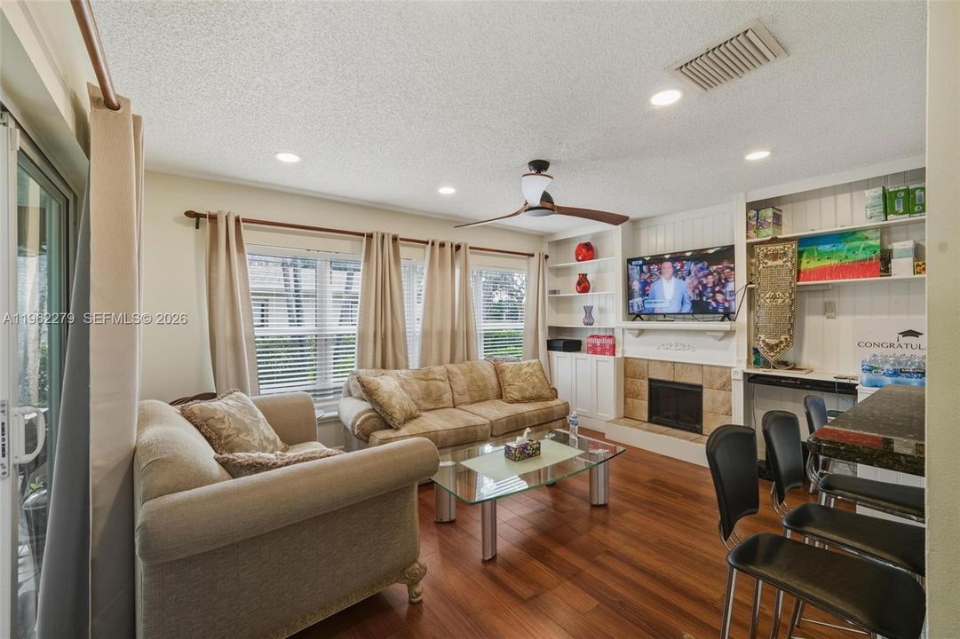 En Venta: $480,000 (3 camas, 2 baños, 1580 Pies cuadrados)