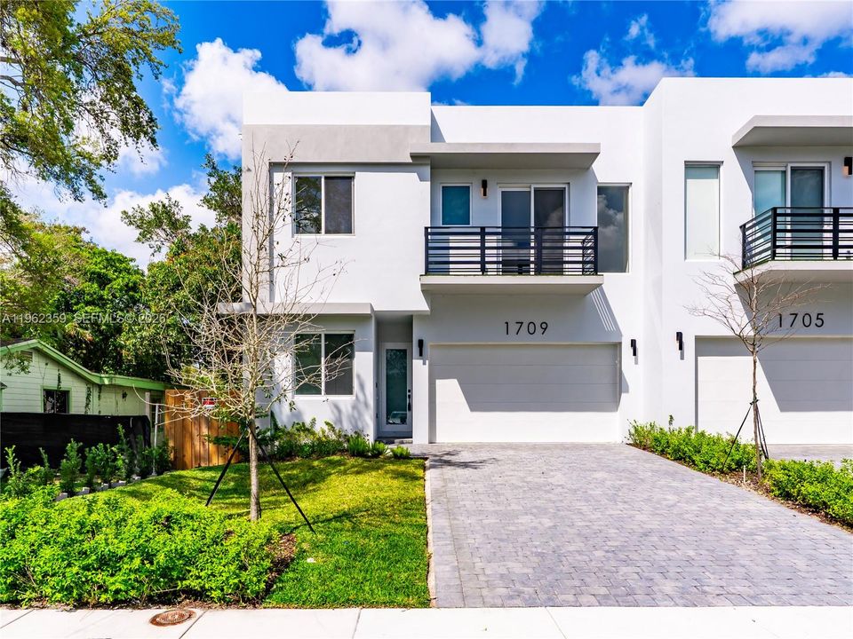 Activo con contrato: $1,175,000 (4 camas, 3 baños, 2508 Pies cuadrados)