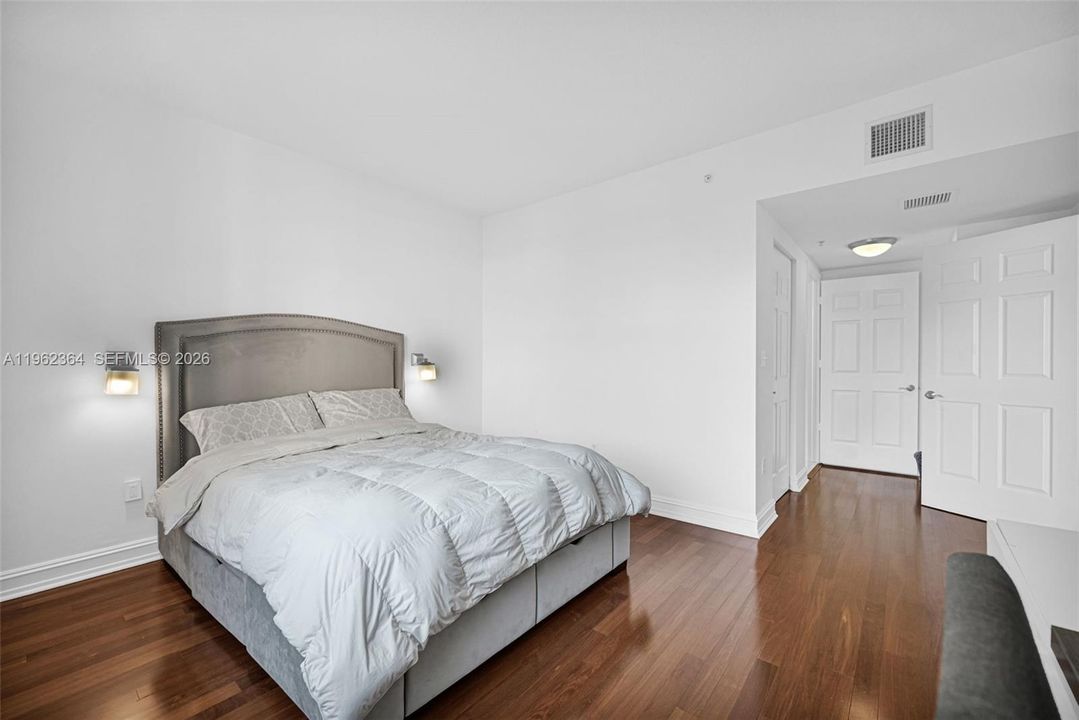 На продажу: $570,000 (2 спален, 2 ванн, 1044 Квадратных фут)