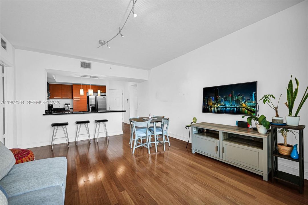 На продажу: $570,000 (2 спален, 2 ванн, 1044 Квадратных фут)