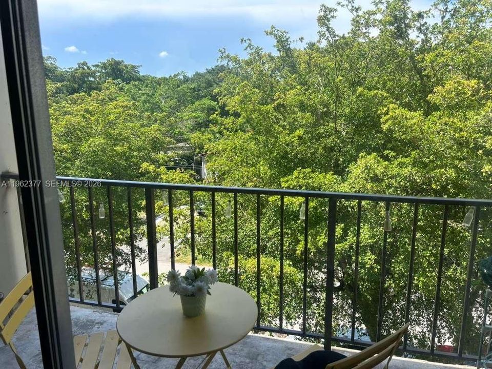 For Sale: $122,500 (1 beds, 1 baths, 696 Square Feet)