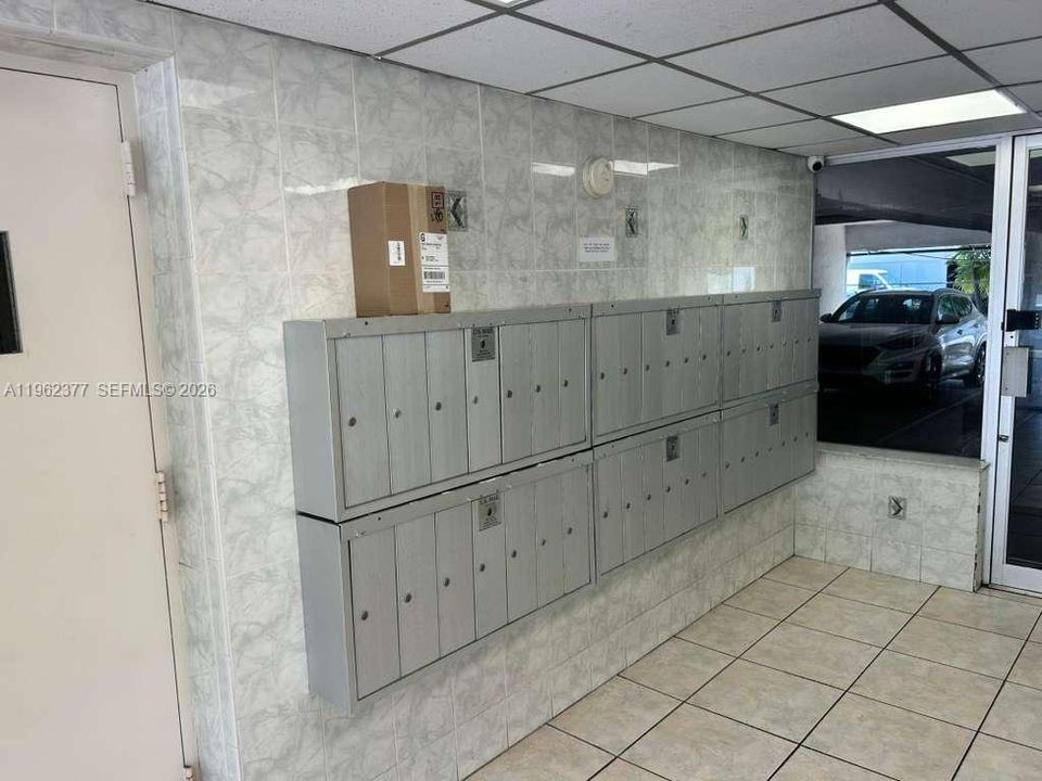 For Sale: $122,500 (1 beds, 1 baths, 696 Square Feet)