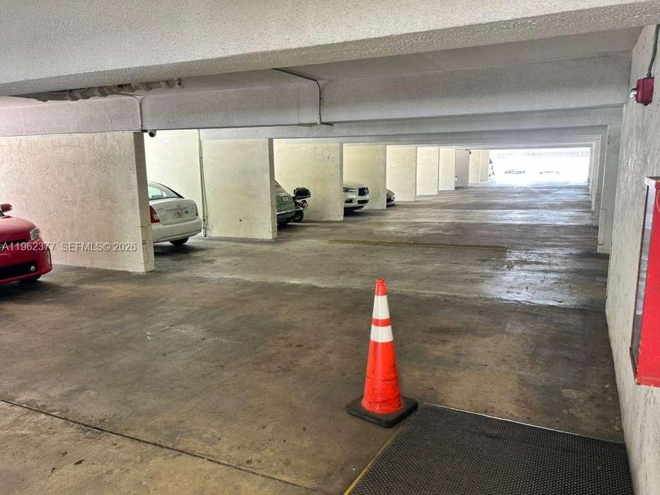 For Sale: $122,500 (1 beds, 1 baths, 696 Square Feet)