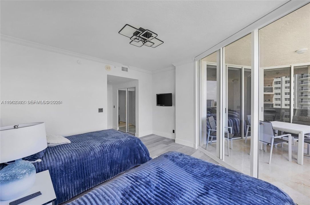 Activo con contrato: $9,400 (3 camas, 3 baños, 2100 Pies cuadrados)