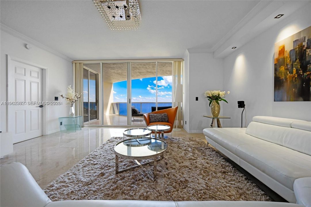 Activo con contrato: $9,400 (3 camas, 3 baños, 2100 Pies cuadrados)