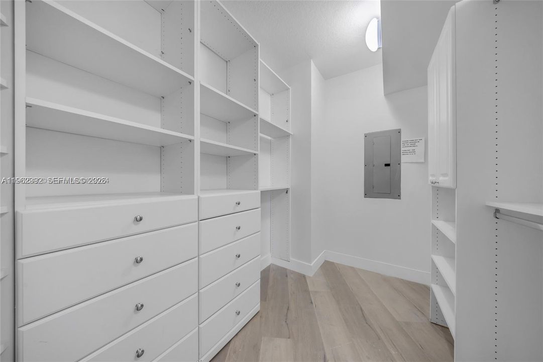 Activo con contrato: $9,400 (3 camas, 3 baños, 2100 Pies cuadrados)