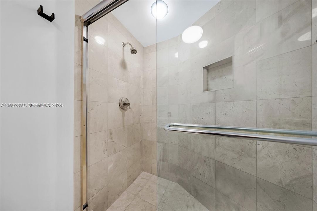 Activo con contrato: $9,400 (3 camas, 3 baños, 2100 Pies cuadrados)