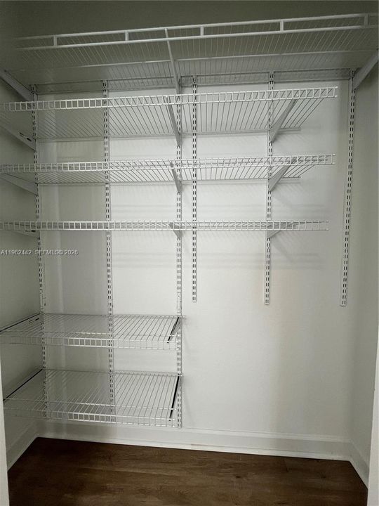 В аренду: $700 (0 спален, 1 ванн, 3276 Квадратных фут)