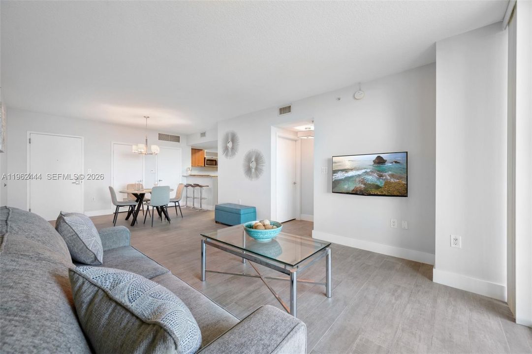 Под контрактом: $299,000 (1 спален, 1 ванн, 797 Квадратных фут)