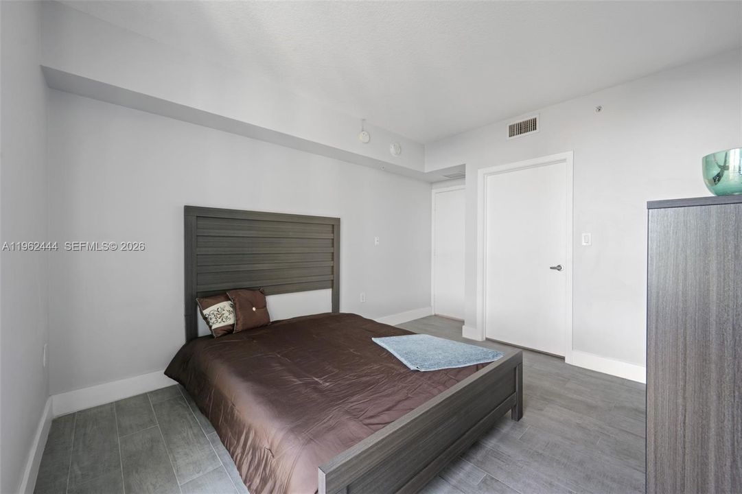 Под контрактом: $299,000 (1 спален, 1 ванн, 797 Квадратных фут)