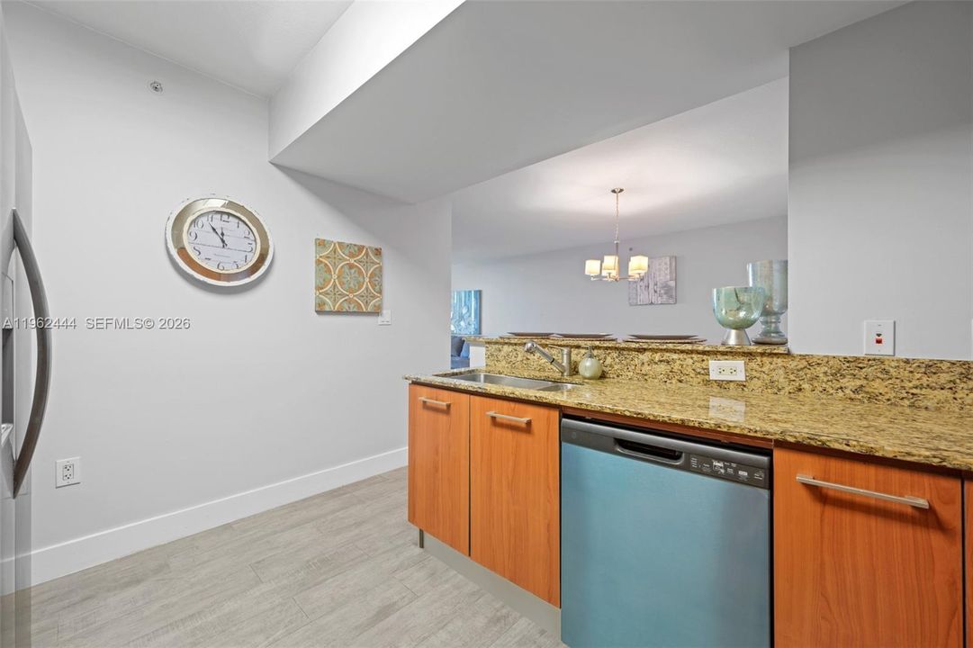 Под контрактом: $299,000 (1 спален, 1 ванн, 797 Квадратных фут)