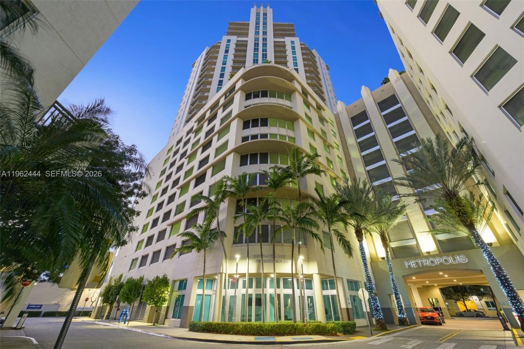 Под контрактом: $299,000 (1 спален, 1 ванн, 797 Квадратных фут)