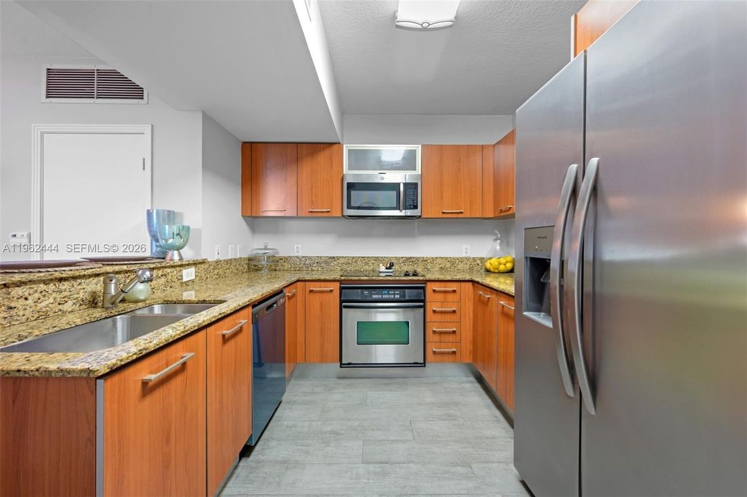 Под контрактом: $299,000 (1 спален, 1 ванн, 797 Квадратных фут)