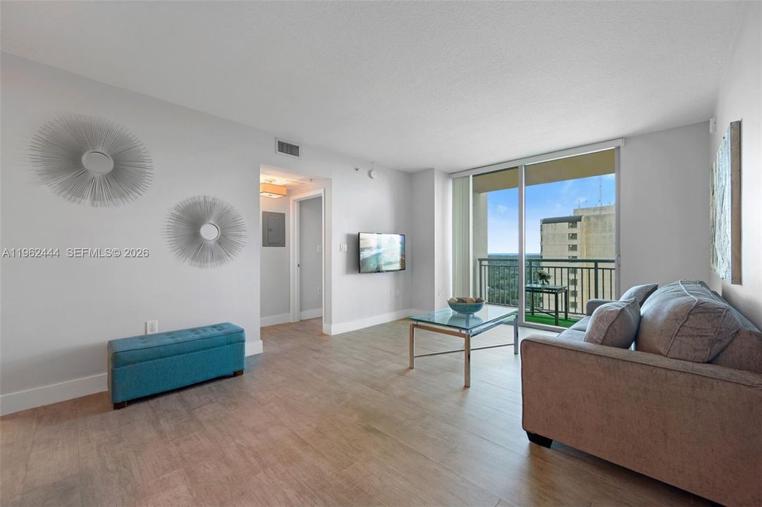 Под контрактом: $299,000 (1 спален, 1 ванн, 797 Квадратных фут)