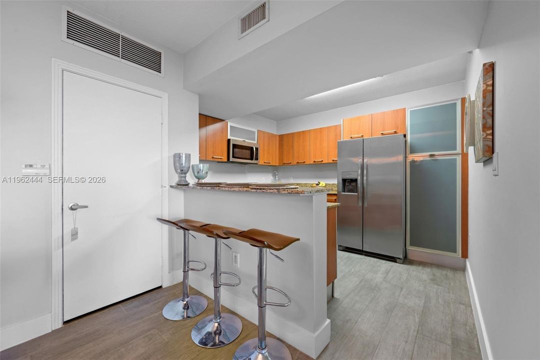 Под контрактом: $299,000 (1 спален, 1 ванн, 797 Квадратных фут)