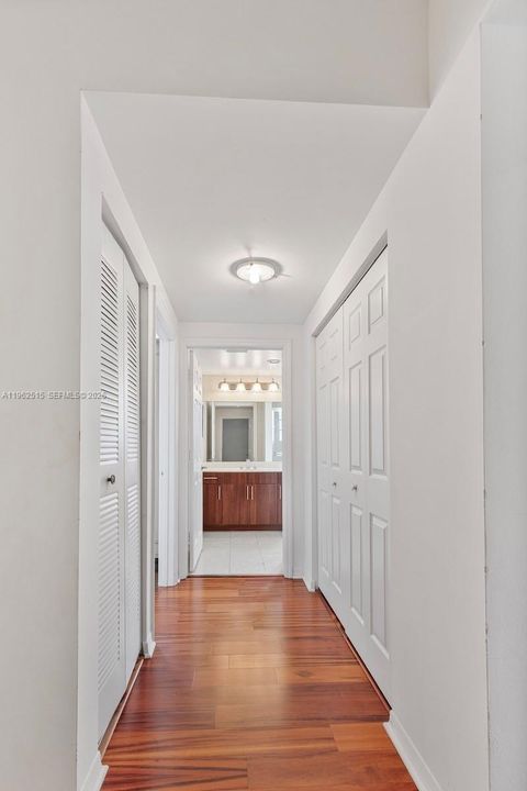 Hallway to 2nd bedroom /bathroom