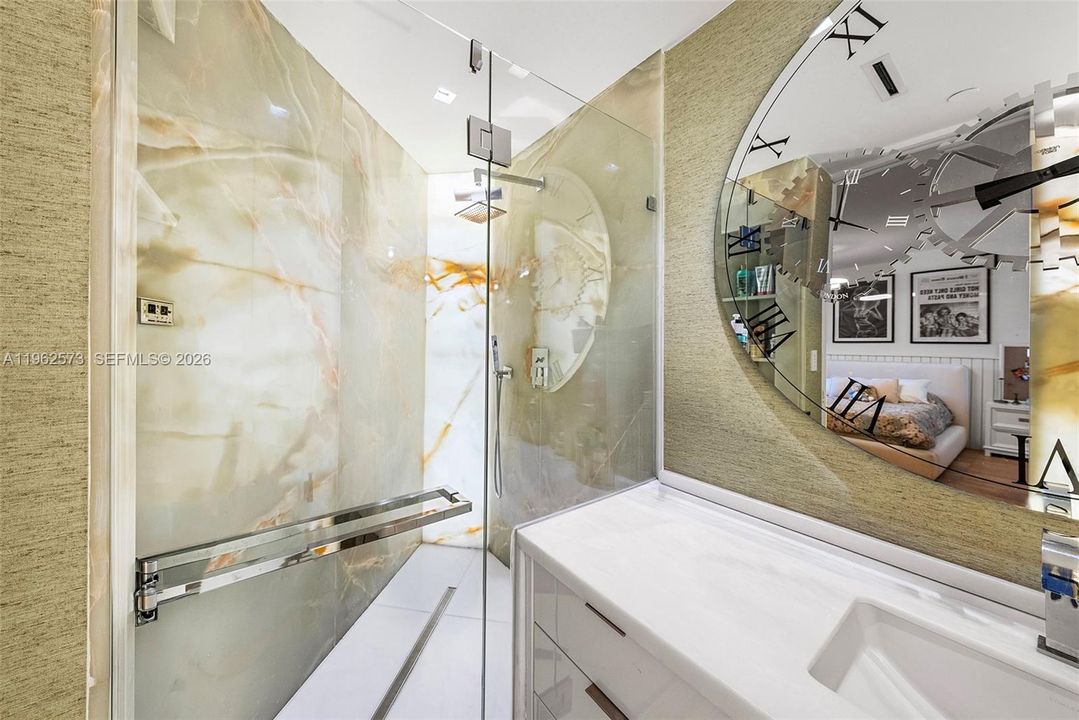 Под контрактом: $3,200,000 (3 спален, 3 ванн, 2470 Квадратных фут)