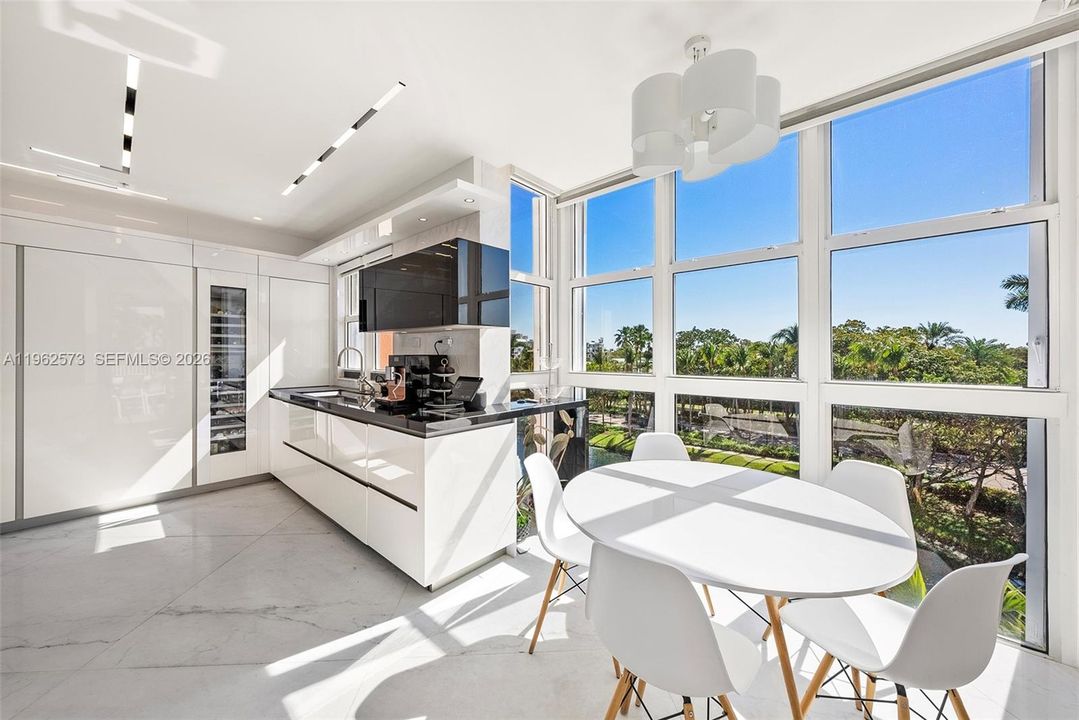 Под контрактом: $3,200,000 (3 спален, 3 ванн, 2470 Квадратных фут)