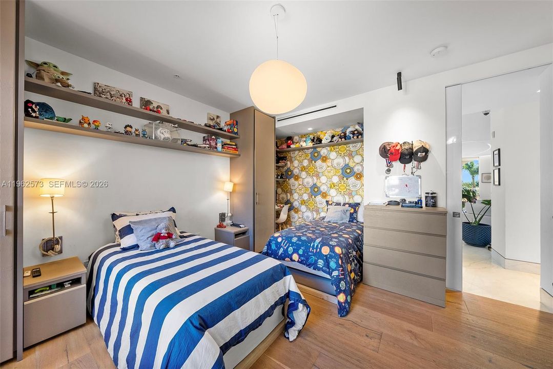 Под контрактом: $3,200,000 (3 спален, 3 ванн, 2470 Квадратных фут)