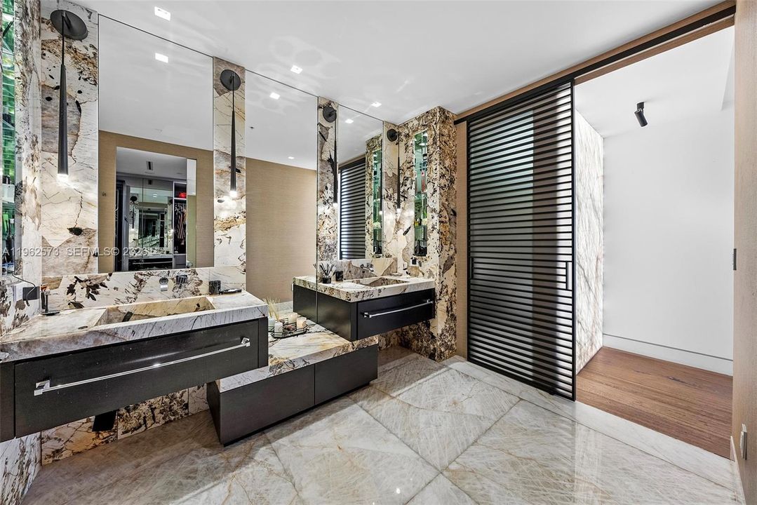 Под контрактом: $3,200,000 (3 спален, 3 ванн, 2470 Квадратных фут)