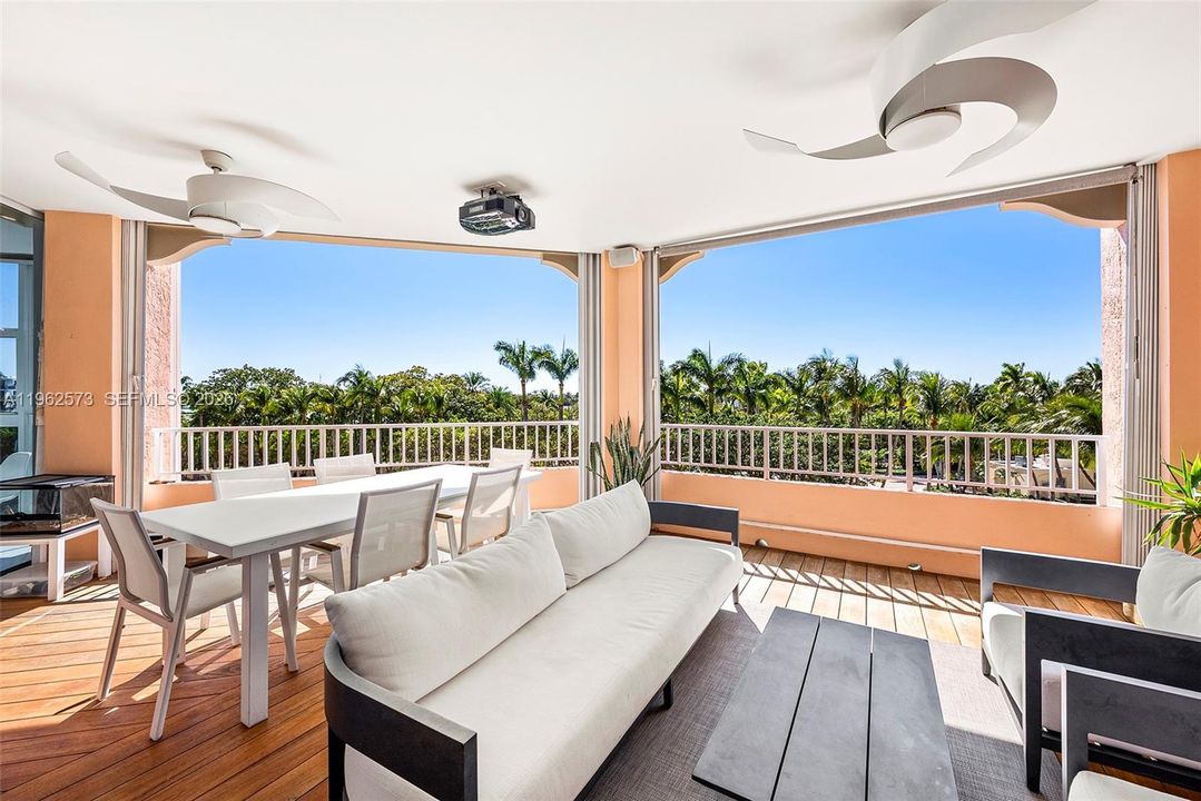 Под контрактом: $3,200,000 (3 спален, 3 ванн, 2470 Квадратных фут)