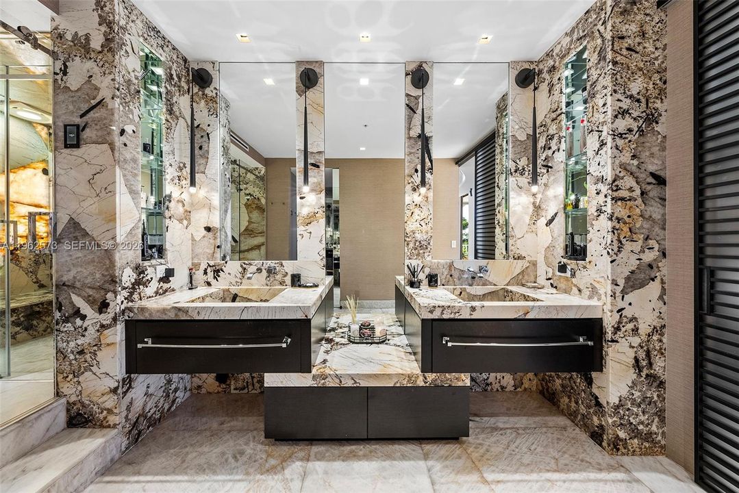 Под контрактом: $3,200,000 (3 спален, 3 ванн, 2470 Квадратных фут)