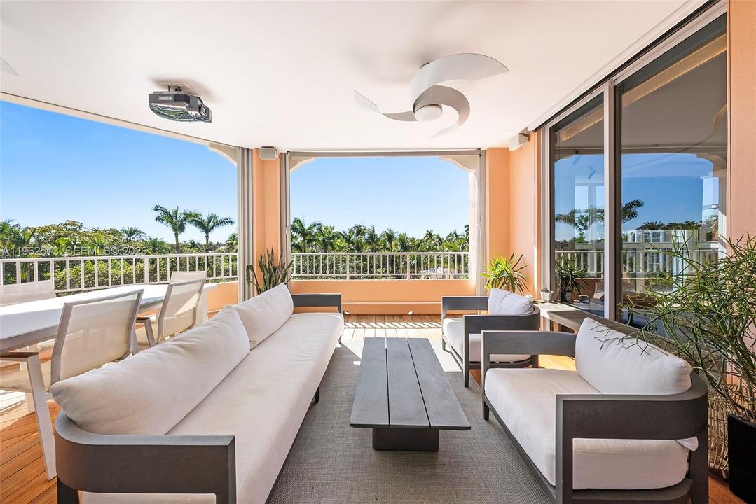 Под контрактом: $3,200,000 (3 спален, 3 ванн, 2470 Квадратных фут)