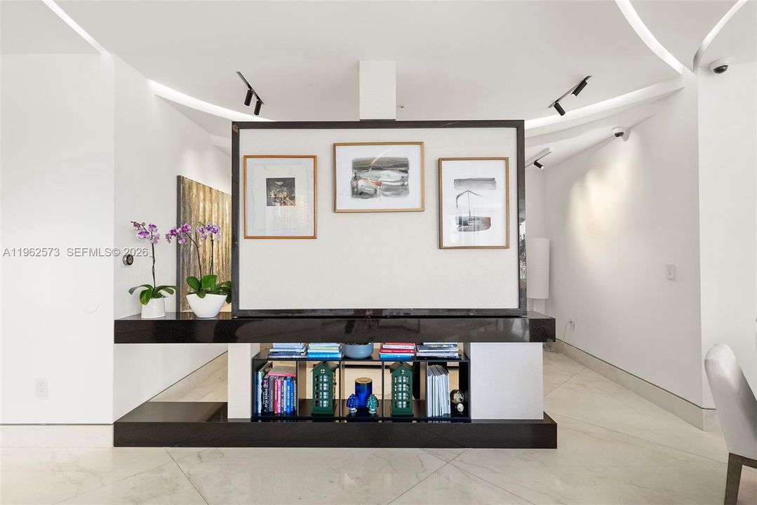 Под контрактом: $3,200,000 (3 спален, 3 ванн, 2470 Квадратных фут)