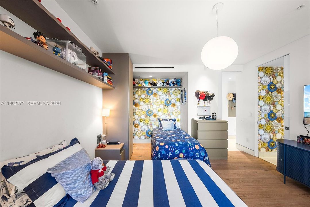 Под контрактом: $3,200,000 (3 спален, 3 ванн, 2470 Квадратных фут)