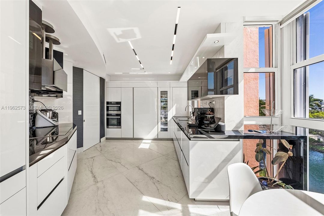 Под контрактом: $3,200,000 (3 спален, 3 ванн, 2470 Квадратных фут)