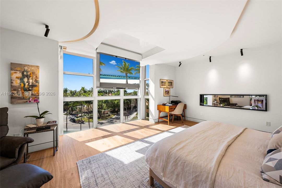 Под контрактом: $3,200,000 (3 спален, 3 ванн, 2470 Квадратных фут)