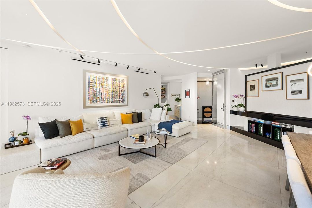 Под контрактом: $3,200,000 (3 спален, 3 ванн, 2470 Квадратных фут)