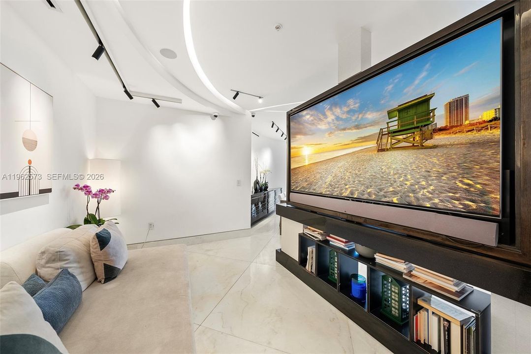 Под контрактом: $3,200,000 (3 спален, 3 ванн, 2470 Квадратных фут)