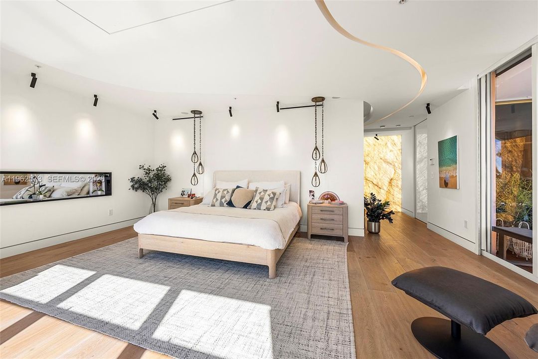 Под контрактом: $3,200,000 (3 спален, 3 ванн, 2470 Квадратных фут)