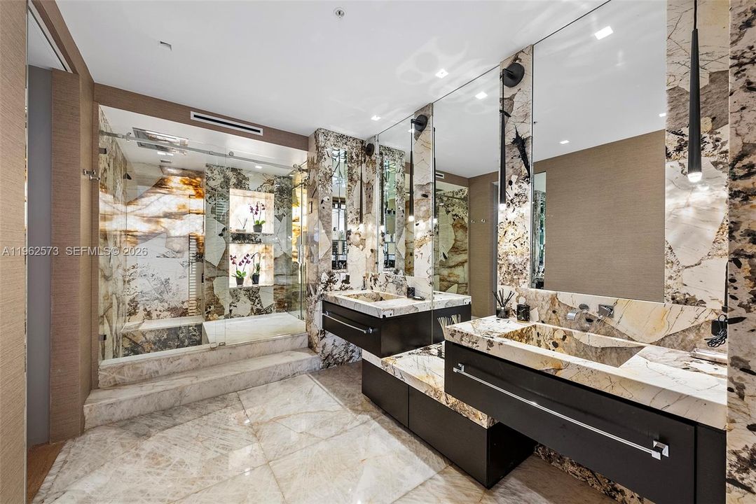 Под контрактом: $3,200,000 (3 спален, 3 ванн, 2470 Квадратных фут)